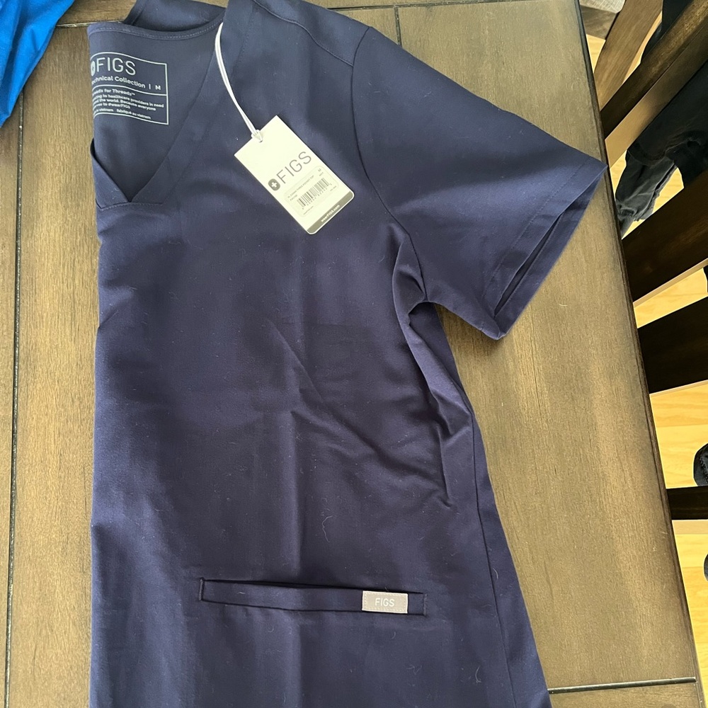 FIGS NWT : Casma™ Three-Pocket Scrub Top NAVY BLUE MEDIUM